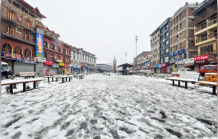 कश्मीर में भीषण ठंड, श्रीनगर में न्यूनतम तापमान शून्य से 5.1 डिग्री सेल्सियस नीचे गिरा 