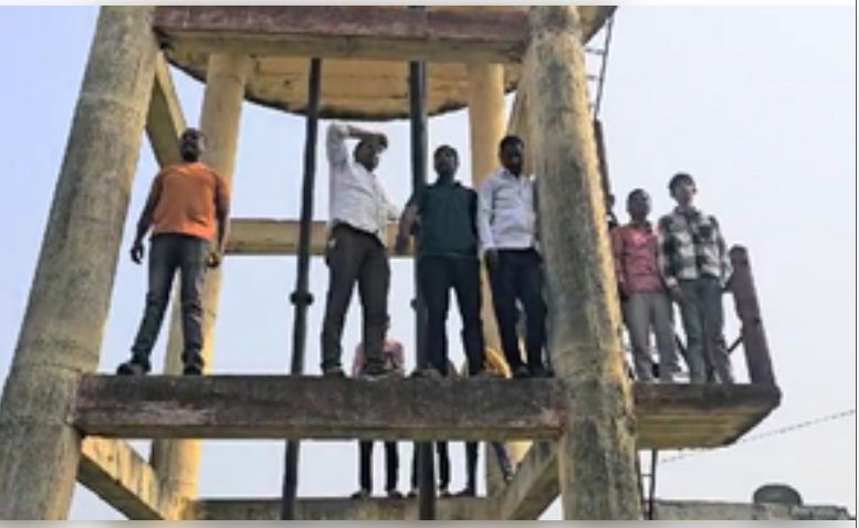 सरपंच संतोष देशमुख हत्याकांड: सभी आरोपियों की गिरफ्तारी को लेकर लोगों ने टंकी के ऊपर चढ़कर आंदोलन किया शुरू