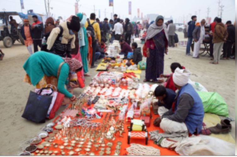महाकुंभ में नजर आ रहा कारोबार और परोपकार का संगम