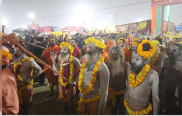 महाकुंभ : त्रिवेणी तट पर नागा साधु बने आकर्षण का केंद्र 