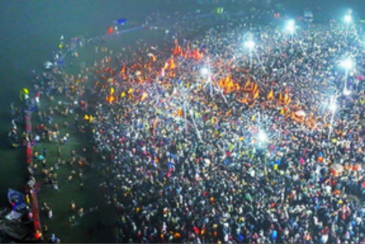 महाकुंभ : मकर संक्रांति अमृत स्नान पर श्रद्धालुओं ने तट पर किया पूजन अर्चन 