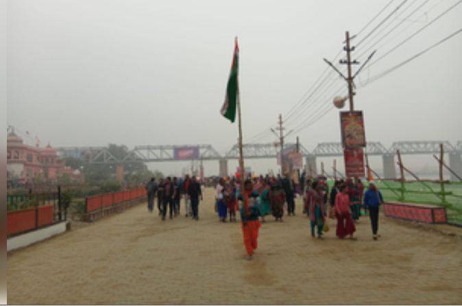 महाकुंभ 2025 : हाथों में तिरंगा थामे अमृत स्नान करने महाकुंभ पहुंचा झारखंड से आया जत्था 