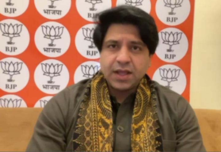 इंदिरा भवन के बाहर लगे मनमोहन के पोस्टर, शहजाद पूनावाला ने कांग्रेस पर किया कटाक्ष 