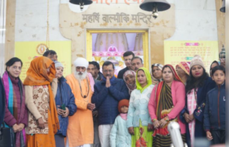 नामांकन के लिए परिवार समेत घर से निकले केजरीवाल, पहले पहुंचे मंदिर 