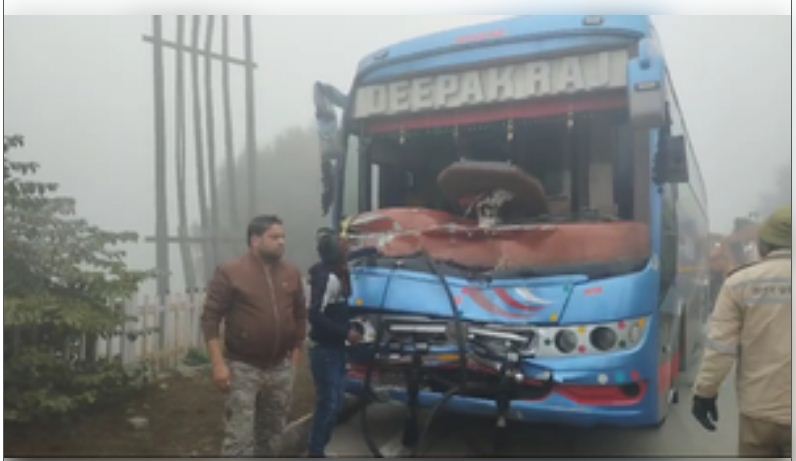 नोएडा : कोहरे का कहर, दो वॉल्वो बस आपस में टकराई, सात घायल 