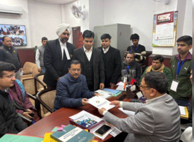दिल्ली चुनाव 2025 : आम आदमी पार्टी के दफ्तर से पदयात्रा कर नामांकन करने पहुंचे अरविंद केजरीवाल 