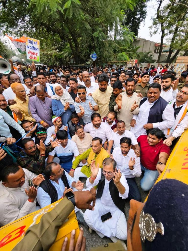  आरक्षण कटौती के विरोध में कांग्रेस ने निकाली बड़ी रैली, पुलिस ग्राउंड मे दी सांकेतिक गिरफ्तारी