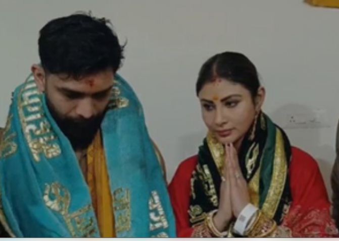 पति संग मौनी रॉय ने किए महाकाल के दर्शन, भस्म आरती में हुईं शामिल 