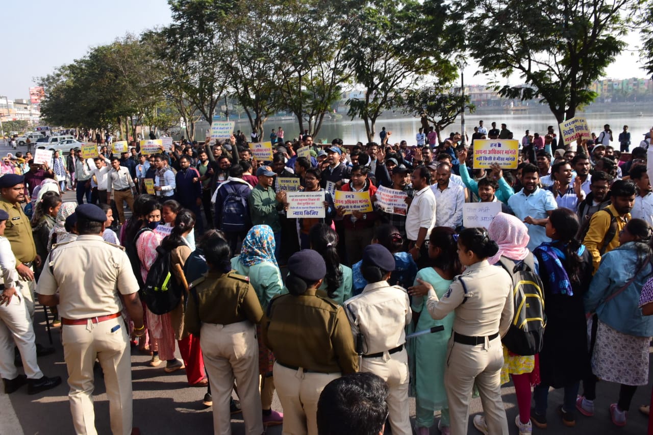मरीन ड्राइव तेलीबांधा रोड चक्का जाम हजारों शिक्षक रोड में बैठे मरीन ड्राइव तेलीबांधा रोड चक्का जाम हजारों शिक्षक रोड में बैठे