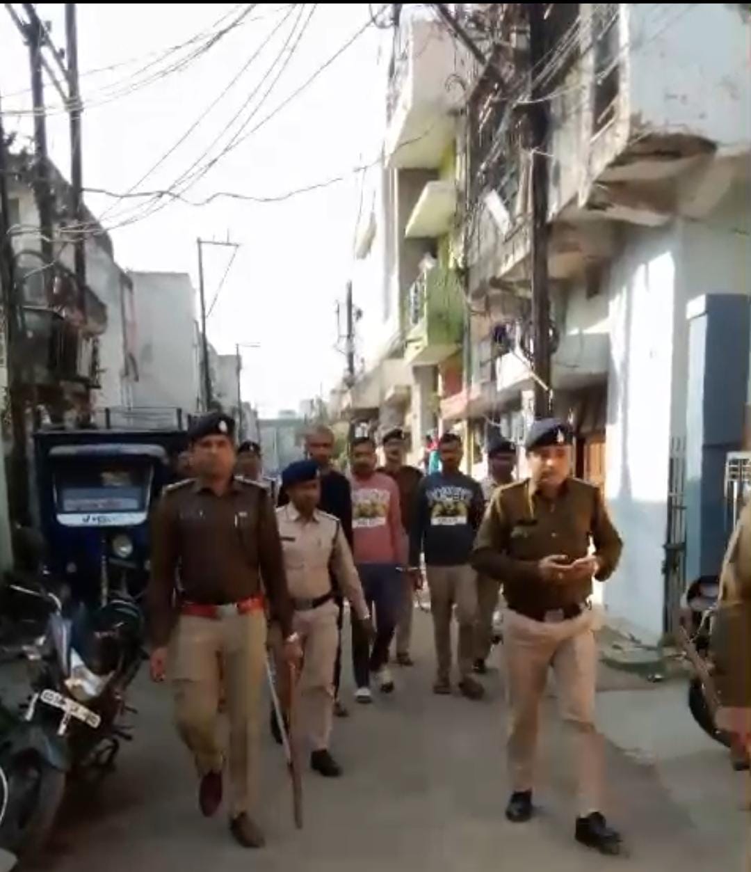 देखें VIDEO: हत्या के आरोपी तीनों युवकों को गली गली घुमाया पुलिस ने देखें VIDEO: हत्या के आरोपी तीनों युवकों को गली गली घुमाया पुलिस ने