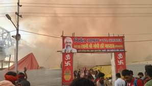 महाकुंभ मेले के सेक्टर 19 में सिलेंडर फटने से आग लगी, 18 शिविर आए चपेट में महाकुंभ मेले के सेक्टर 19 में सिलेंडर फटने से आग लगी, 18 शिविर आए चपेट में