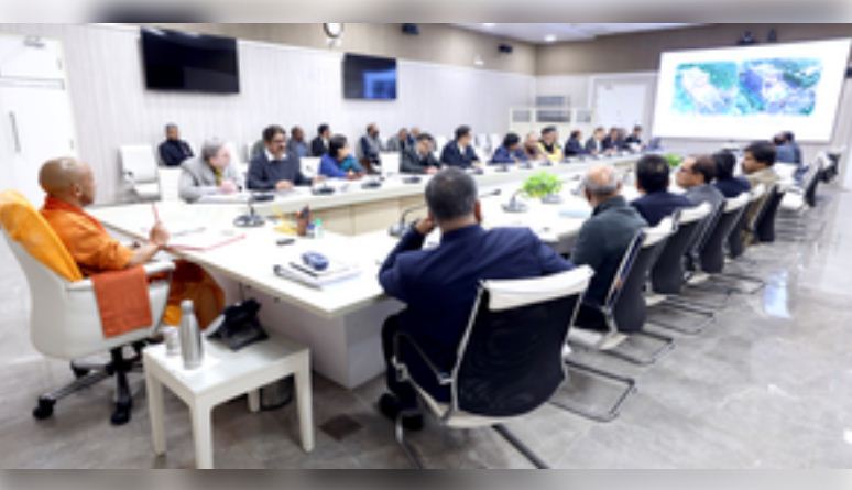 प्रोजेक्ट्स में मैनपावर बढ़ाएं, काम में तेजी लाएं : सीएम योगी