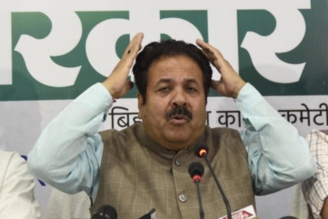 केजरीवाल को अगर संदेह तो गृह मंत्रालय की जिम्मेदारी मुहैया कराए सुरक्षा : राजीव शुक्ला 