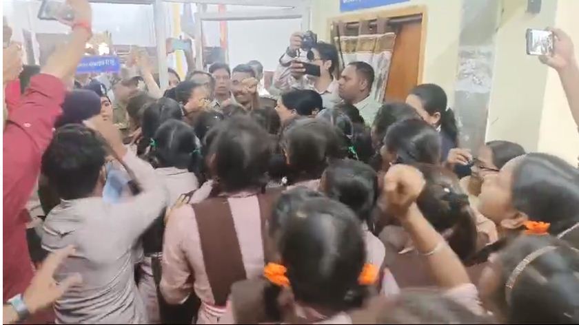 प्राचार्य, छात्राओं से टॉयलेट साफ कराते, डीईओ के खिलाफ नारेबाजी और कलेक्टर से शिकायत