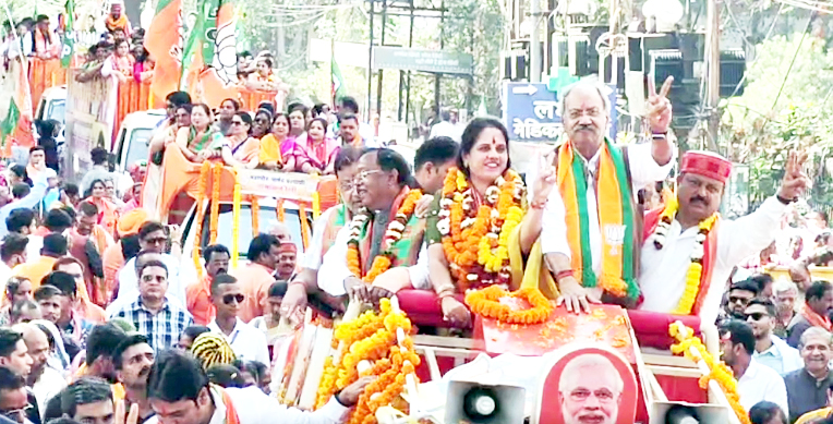 भाजपा ने दिखाई ताकत, कांग्रेस प्रत्याशियों ने अलग-अलग भरे नामांकन