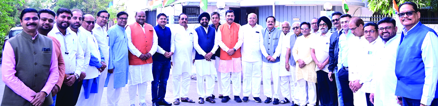 व्यापारिकसंगठनों के पदाधिकारियों के साथ कैट सीजी चैप्टर ने गणतंत्र दिवस धूमधाम से मनाया