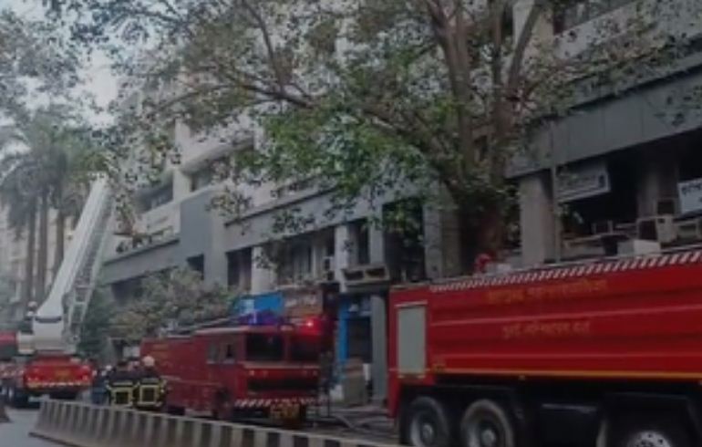 मुंबई : कैलाश प्लाजा बिल्डिंग की तीसरी और चौथी मंजिल पर लगी आग, दमकल की पांच गाड़ियां मौजूद 