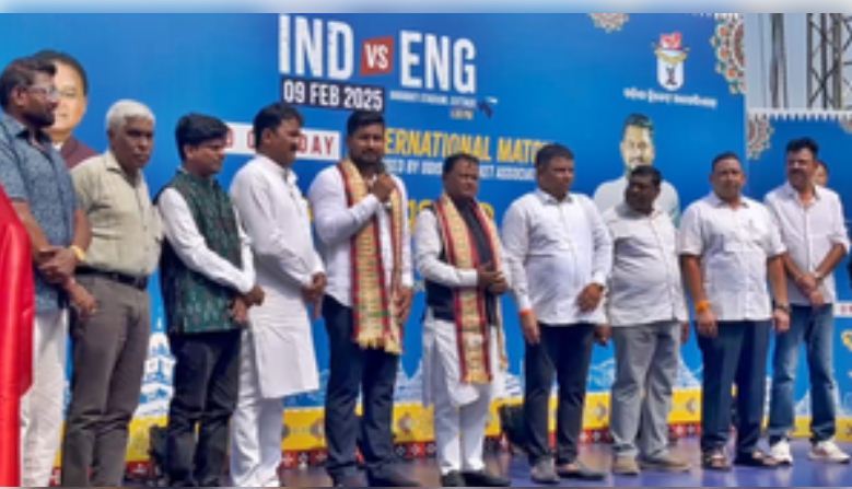 ओडिशा के सीएम मोहन चरण माझी ने बाराबती स्टेडियम में क्रिकेट कौशल का प्रदर्शन किया 