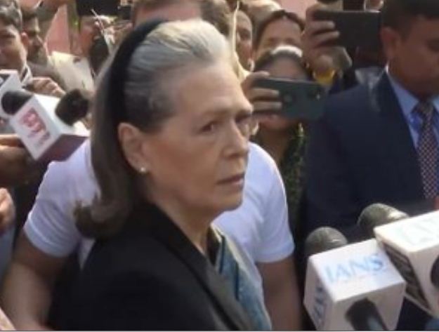 सोनिया गांधी का विवादित बयान, राष्ट्रपति द्रौपदी मुर्मू को बताया 'बेचारी महिला' 