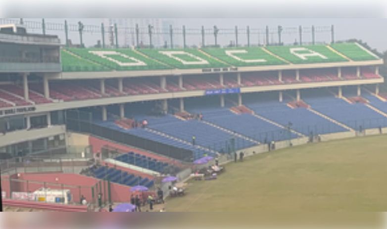 कोहली के जोरदार नारे के बाद बिशन सिंह बेदी स्टैंड के किनारे पर काले कवर लगाए गए 