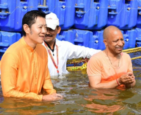 भूटान नरेश ने संगम में लगाई आस्था की डुबकी, सीएम योगी रहे मौजूद 