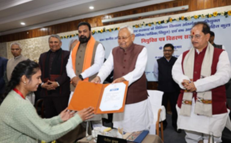 बिहार के मुख्यमंत्री नीतीश कुमार ने 6,341 कनीय अभियंताओं सहित 6,837 अभ्यर्थियों को सौंपे नियुक्ति पत्र 