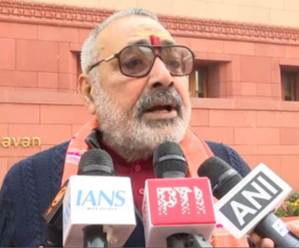 वक्फ को लेकर ओवैसी के बयान पर गिरिराज सिंह का तंज, 'संविधान किसी के पिता का नहीं, कानून के हिसाब से चलेगा देश