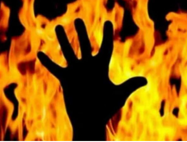 दो ट्रक की भिड़ंत, आग, तीन जिंदा जले