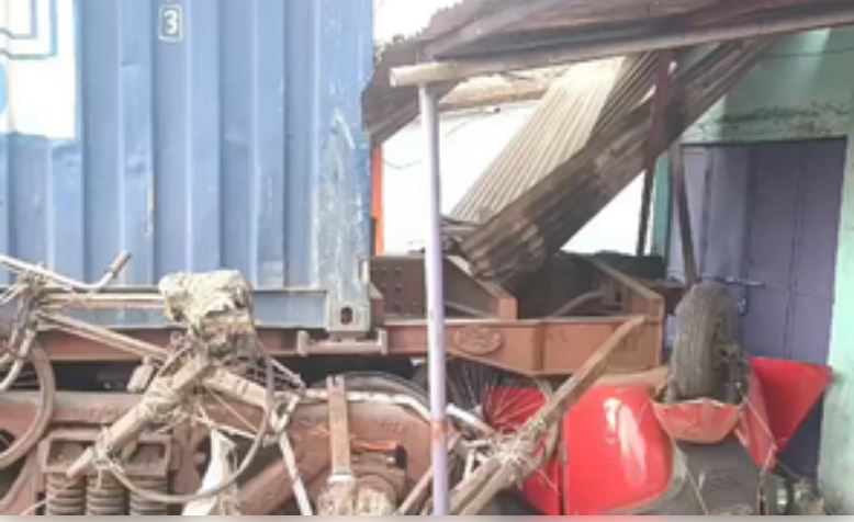 ओडिशा : राउरकेला में पटरी से उतरी मालगाड़ी, बस्ती में घुसी बोगियां, कई वाहन क्षतिग्रस्त 