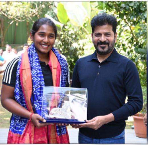 तेलंगाना के मुख्यमंत्री ने त्रिशा के लिए 1 करोड़, ध्रुति और मुख्य कोच नूशिन को 10-10 लाख रुपये देने की घोषणा की 