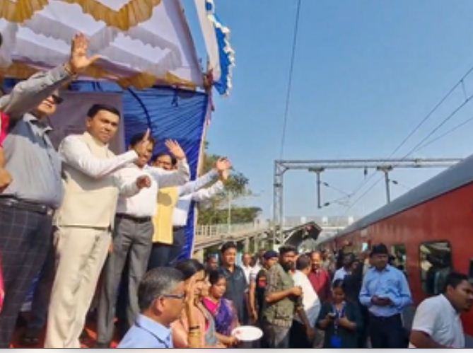 सीएम प्रमोद सावंत ने गोवा-प्रयागराज महाकुंभ स्पेशल ट्रेन को दिखाई हरी झंडी 