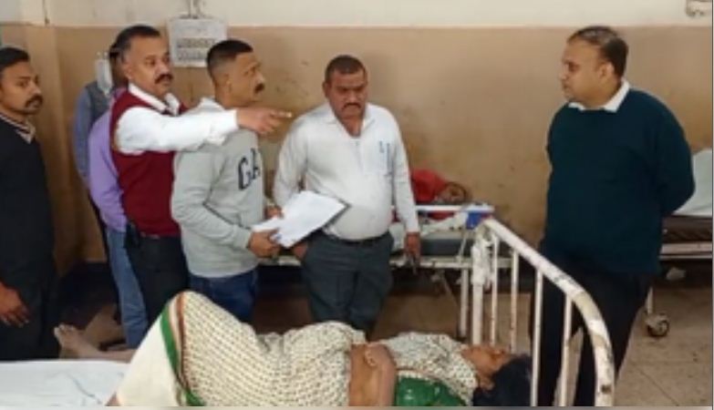 इंदौर : टैंकर में घुसी ट्रैवलर, 6 लोगों की मौत, 17 घायल 