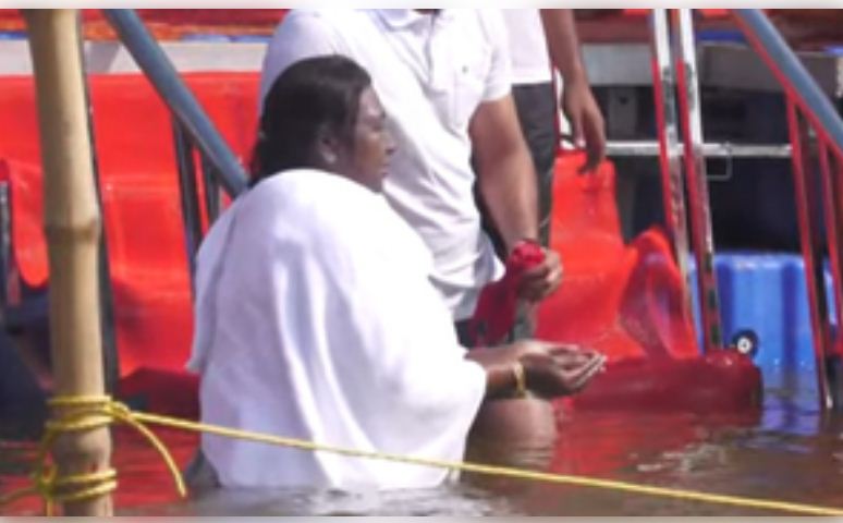 महाकुंभ : राष्ट्रपति द्रौपदी मुर्मू पहुंचीं प्रयाग, संगम में लगाई आस्था की डुबकी 