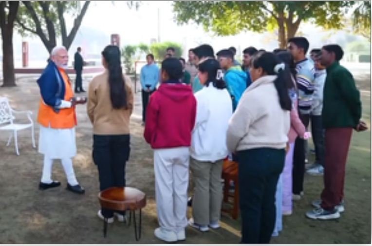 प्रधानमंत्री मोदी ने की छात्रों संग ‘परीक्षा पे चर्चा’, बोले 'क्रिकेटर सिर्फ बॉल को देखता है, स्‍टेडियम का शोर नहीं सुनता' 