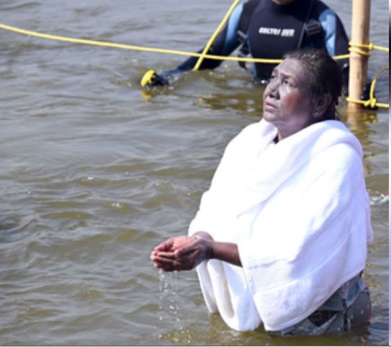 महाकुंभ में महामहिम ने भी लगाई आस्था की डुबकी, एकता और सामाजिक समरसता का दिया संदेश 