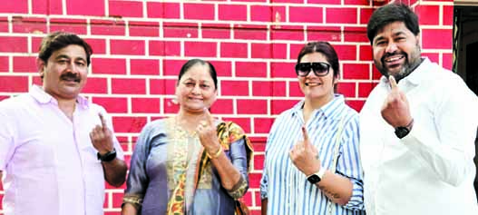 भाजयुमो नेता विग ने परिवार संग डाला वोट भाजयुमो नेता विग ने परिवार संग डाला वोट