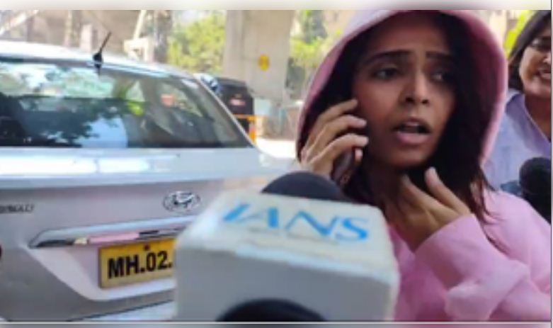 अश्लील जोक्स मामला : पुलिस स्टेशन पहुंची अपूर्वा मुखीजा, दर्ज कराया बयान