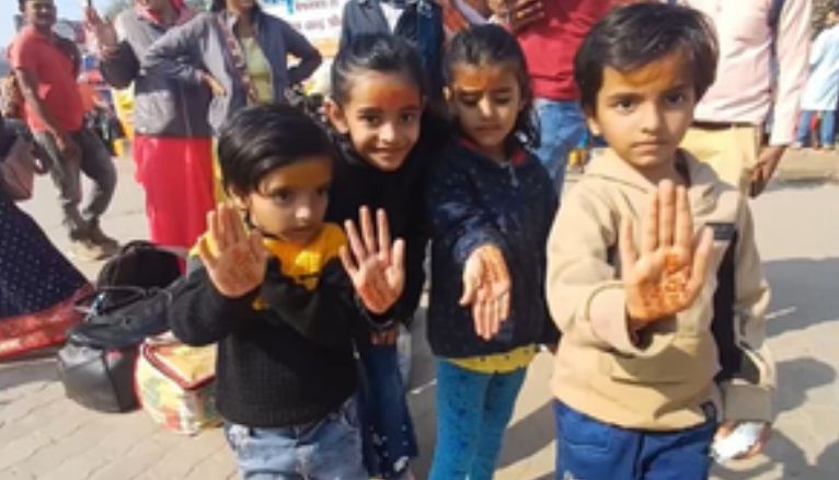 महाकुंभ मेले में बच्चों को बिछड़ने से बचाने के लिए भोपाल के इस परिवार ने लगाई अनोखी तरकीब 