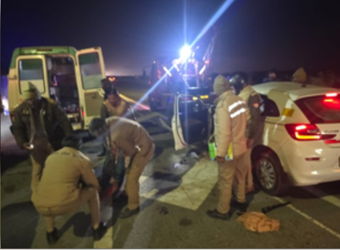 फिरोजाबाद में भीषण हादसा, अज्ञात वाहन से भिड़ी कार, तीन लोगों की मौत 