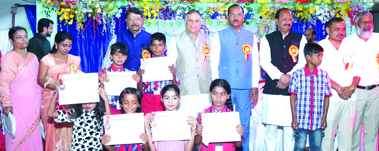 हिन्द इंग्लिश स्कूल वार्षिकोत्सव में विद्यार्थियों की प्रस्तुतियों ने मोहा मन हिन्द इंग्लिश स्कूल वार्षिकोत्सव में विद्यार्थियों की प्रस्तुतियों ने मोहा मन