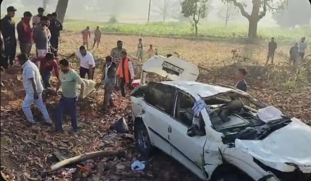 तेज रफ्तार कार टकराई पुलिया से, 2 मौतें, 4 जख्मी तेज रफ्तार कार टकराई पुलिया से, 2 मौतें, 4 जख्मी