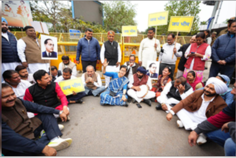 दिल्ली विधानसभा के गेट के बाहर दिल्ली विधानसभा के गेट के बाहर