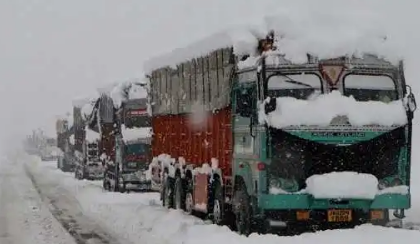 कश्मीर में हिमपात के कारण रेल, वायु, सड़क यातायात प्रभावित