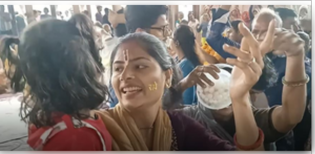 मथुरा: फुलेरा दूज पर लाडली जी महाराज मंदिर में 'चंग' की थाप पर झूम उठे भक्त मथुरा: फुलेरा दूज पर लाडली जी महाराज मंदिर में 'चंग' की थाप पर झूम उठे भक्त