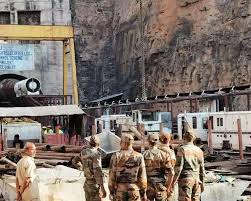 एसएलबीसी सुरंग में फंसे श्रमिकों तक पहुंचने के लिए टीबीएम से रास्ता बना रहे बचाव कर्मी
