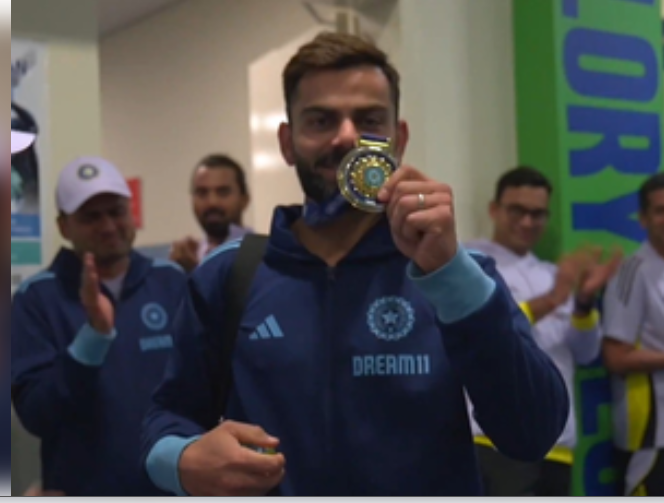 चैंपियंस ट्रॉफी : न्यूजीलैंड पर जीत के बाद विराट कोहली को मिला 'फील्डर ऑफ द मैच' मेडल