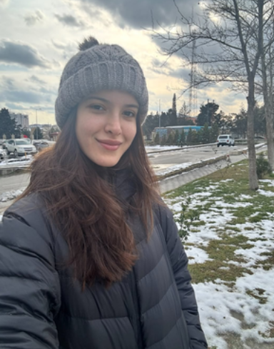 अभिनेत्री शायना कपूर छुट्टियां मनाने पहुंचीं अजरबैजान, शेयर की बर्फ के साथ फोटो