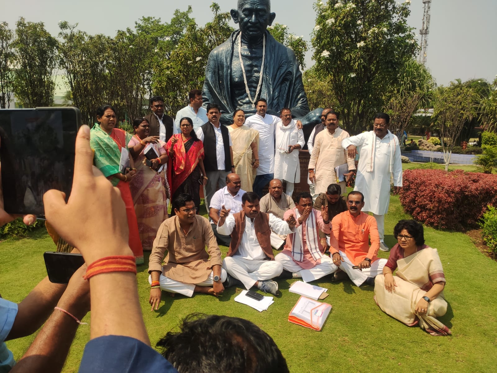 कांग्रेस विधायकों का गांधी प्रतिमा स्थल पर प्रदर्शन कांग्रेस विधायकों का गांधी प्रतिमा स्थल पर प्रदर्शन