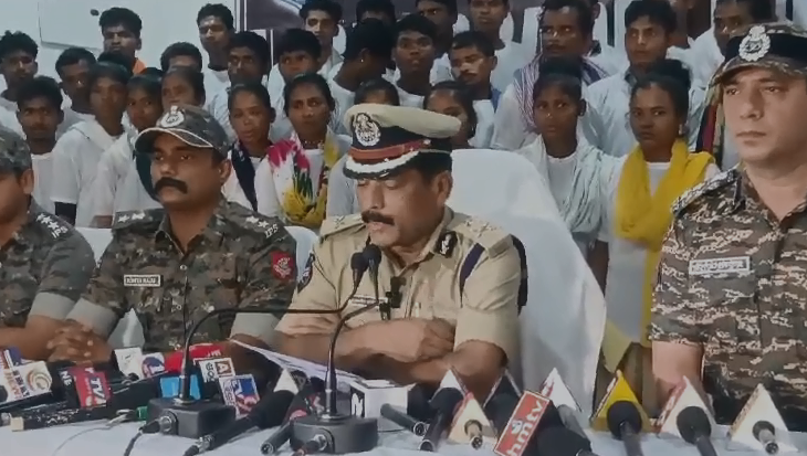 64 माओवादियों का तेलंगाना के कोत्तगुडेम पुलिस के समक्ष आत्म समर्पण 64 माओवादियों का तेलंगाना के कोत्तगुडेम पुलिस के समक्ष आत्म समर्पण