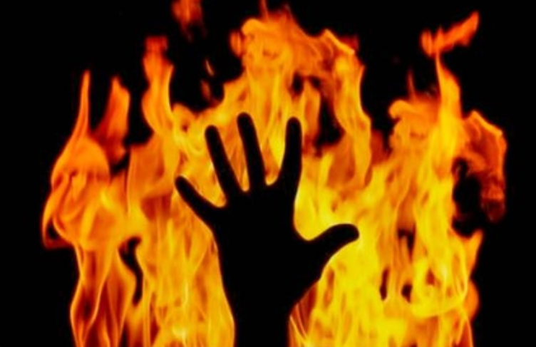 पाकिस्तान में महिला के साथ फिर हैवानियत, पति ने पत्नी को पेट्रोल डालकर जलाया पाकिस्तान में महिला के साथ फिर हैवानियत, पति ने पत्नी को पेट्रोल डालकर जलाया